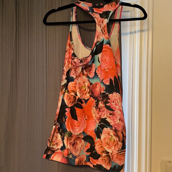Lululemon Razorback tank. Floral print. Like new size 6 - Picture 3 of 4